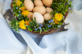 美丽的春天花束木篮子在哪里复活节画鸡蛋谎言蛋与可爱的脸美丽的春天花束木篮子在哪里复活节画鸡蛋谎言蛋与可爱的脸