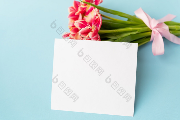 非常美丽的春天郁金香蓝色的纸背景准备好了mokap横幅的地方为登记非常美丽的春天郁金香蓝色的纸背景准备好了mokap横幅的地方为登记
