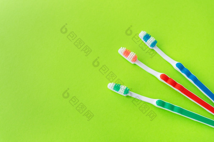 五彩缤纷的牙刷绿色背景的概念牙科哪和口服卫生的地方为登记五彩缤纷的牙刷绿色背景的概念牙科哪和口服卫生的地方为登记