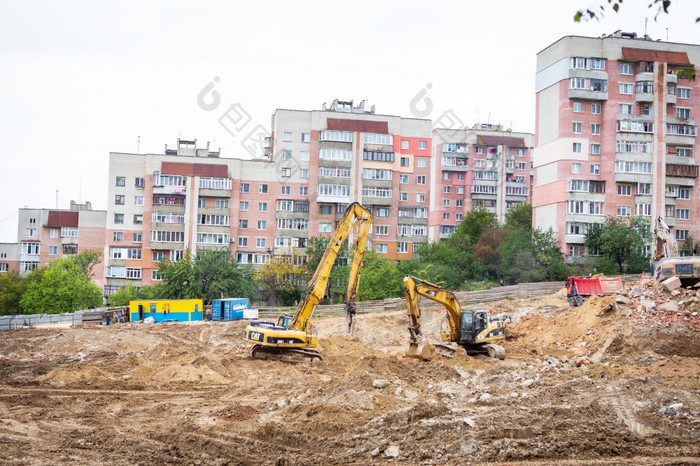 乌克兰rovno-november起重机和建设网站的过程建筑新建筑乌克兰rovno-november起重机和建设网站的过程建筑新建筑