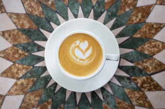 白色杯<strong>卡布奇诺咖啡咖啡</strong>与心形的泡沫美丽的表格视图从以上白色杯<strong>卡布奇诺咖啡咖啡</strong>与心形的泡沫美丽的表格视图从以上