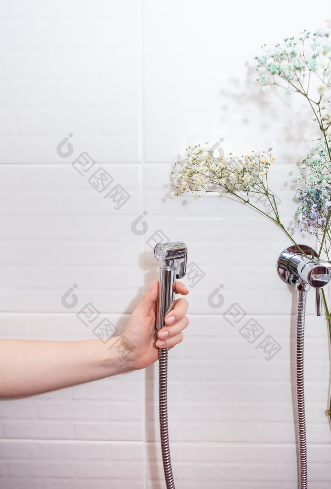 卫生和清洁概念新卫生镀铬淋浴手对背景白色瓷砖浴室卫生和清洁概念新卫生镀铬淋浴手对背景白色瓷砖浴室