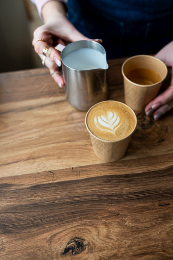 的过程使咖啡师卡布奇诺咖啡与美丽的模式的泡沫eco-craft玻璃咖啡概念的过程使咖啡师卡布奇诺咖啡与美丽的模式的泡沫eco-craft玻璃咖啡概念