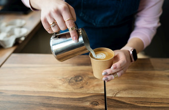 的过程使咖啡师卡布奇诺咖啡与美丽的模式的泡沫eco-craft玻璃咖啡概念的过程使咖啡师卡布奇诺咖啡与美丽的模式的泡沫eco-craft玻璃咖啡概念