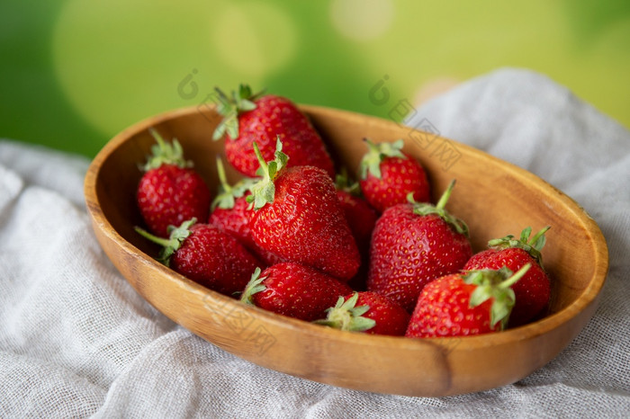 多汁的美味的成熟的草莓木板前视图的地方为登记多汁的美味的成熟的草莓木板前视图的地方为登记
