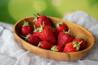 多汁的美味的成熟的草莓木板前视图的地方为登记多汁的美味的成熟的草莓木板前视图的地方为登记
