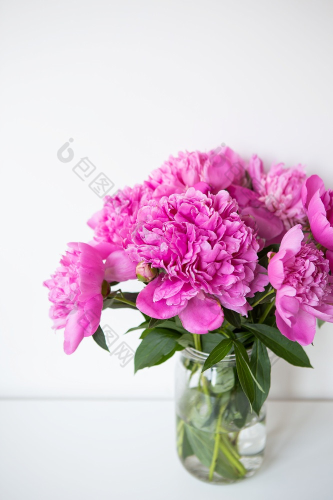 美丽的花束粉红色的牡丹花花瓶白色表格花惊喜3月美丽的花束粉红色的牡丹花花瓶白色表格花惊喜3月