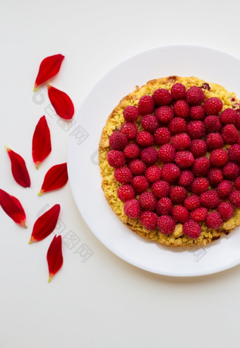 明亮的树莓馅饼和红色的花<strong>花瓣</strong>明亮的树莓<strong>蛋糕</strong>板