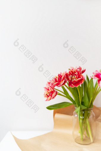 美丽的春天花束郁金香站花瓶惊喜概念生日垂直照片的地方为登记美丽的春天花束郁金香站花瓶惊喜概念生日垂直照片的地方为登记