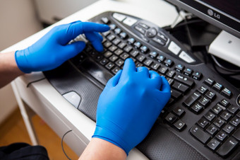 医生蓝色的手套很快收集数据关于病人的概念医疗保健和采取哪你的健康医生蓝色的手套很快收集数据关于病人的概念医疗保健和采取哪你的健康