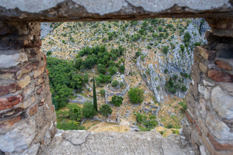 肮脏的7月古老的堡垒墙的老小镇肮脏的黑山共和国肮脏的7月古老的堡垒墙的老小镇肮脏的黑山共和国