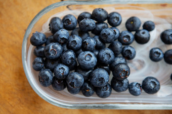 新鲜的蓝莓透明的板木表格前视图自然维生素新鲜的蓝莓透明的板木表格前视图自然维生素