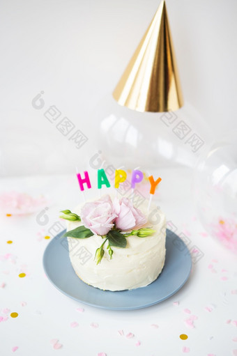 非常美丽的<strong>小白</strong>色蛋糕装饰与新鲜的eustoma花对的背景糖果和的登记快乐生日气球帽子假期概念非常美丽的<strong>小白</strong>色蛋糕装饰与新鲜的eustoma花对的背景糖果和的登记快乐生日气球帽子假期概念