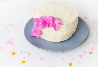 非常美丽的小白色bento蛋糕装饰与新鲜的花粉红色的绣球花假期和有趣的概念非常美丽的小白色bento蛋糕装饰与新鲜的花粉红色的绣球花假期和有趣的概念