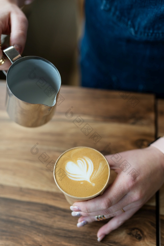 的过程使咖啡师卡布奇诺咖啡与美丽的模式的形式心的泡沫eco-craft玻璃咖啡概念的过程使咖啡师卡布奇诺咖啡与美丽的模式的形式心的泡沫eco-craft玻璃咖啡概念