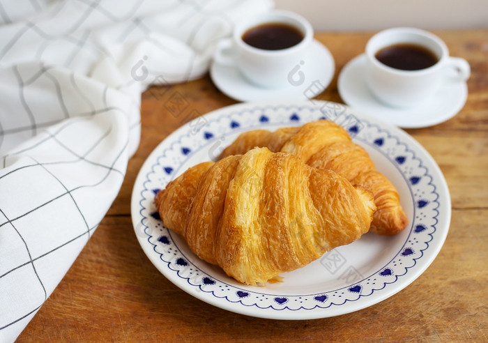 早餐床上新鲜的羊角面包和杯咖啡木托盘细早....早餐床上新鲜的羊角面包和杯咖啡木托盘细早....