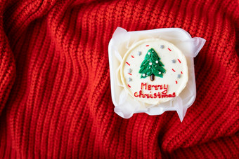 圣诞节蛋糕与的登记快乐圣诞节装饰与糖衣红色的背景前视图圣诞节蛋糕与的登记快乐圣诞节装饰与糖衣红色的背景前视图