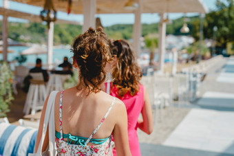 回来视图年轻的女人走夏天衣服阳光明媚的一天春天秋天地中海小镇村旅游目的地与朋友