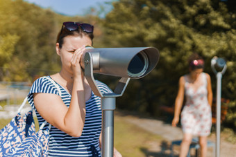 年轻的女人旅游夏天衣服使用单眼望远镜双筒望远镜看的场景从的山的亚里士多德rsquo公园斯塔吉拉希腊秋天
