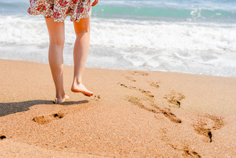 女人走的海滩的海夏天衣服光着脚<strong>腿脚</strong>与的足迹的假期假期海滩旅行海滨海洋