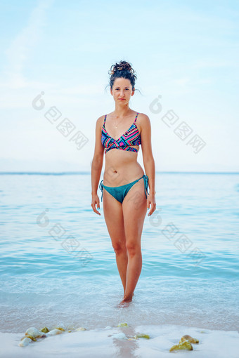 完整的长度肖像年轻的高加索人女人女孩女站的海滩夏天一天穿<strong>比基尼泳衣</strong>前面的海海洋看的相机