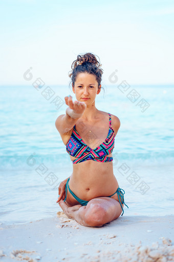 年轻的美丽的适合高加索人女人夏天女孩比基尼泳衣实践瑜伽的海滩的海海洋阳光明媚的一天伸展运动的假期
