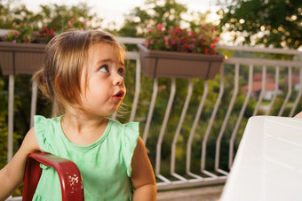 肖像小小女孩金发女郎头发吃水果西瓜夏天一天的表格她的阳台