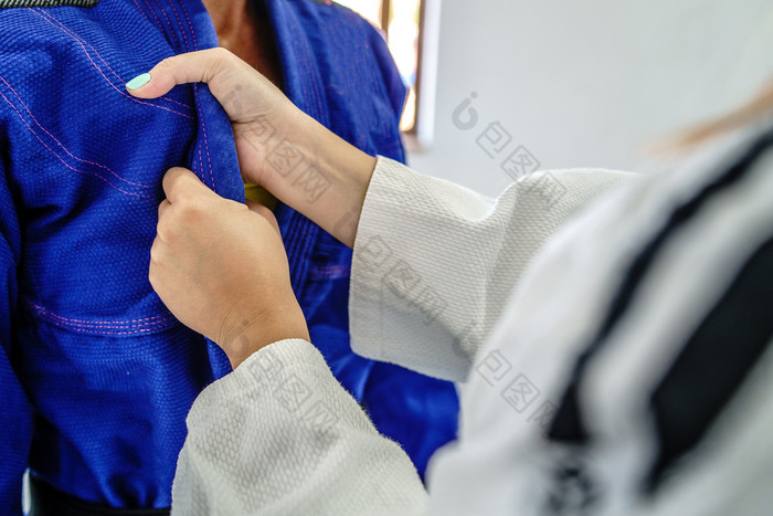 柔道断续器巴西九jitsu控制女战斗机引人入胜的持有和服翻领战斗培训拳击