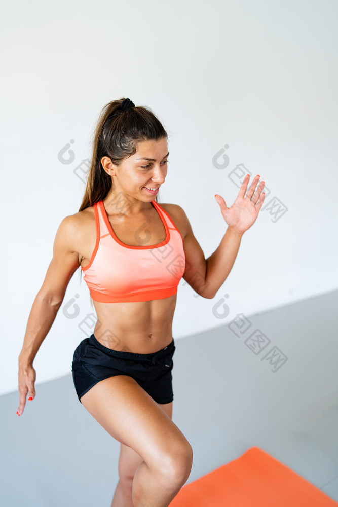 年轻的女人有氧健身培训温暖的锻炼的工作室运动身体