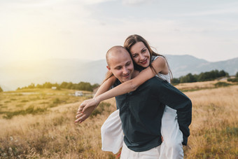 年轻的夫妇结婚<strong>了</strong>爱男人。和女人年轻的女孩的<strong>男朋友</strong>丈夫持<strong>有</strong>她的的山范围自然夏天秋天一天而她拥抱他从的回来