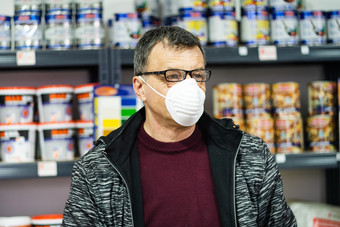 肖像高级高加索人男人。穿眼镜脸保护面具保护从病毒对流感反细菌保护健康问题疫情工作的地方商店推销员企业家