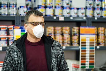 肖像高级高加索人男人。穿眼镜脸保护面具保护从病毒对流感反细菌保护健康问题疫情工作的地方商店推销员企业家