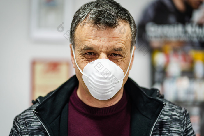 关闭肖像高级高加索人男人。穿脸保护面具保护从病毒对流感反细菌保护健康问题疫情前面视图