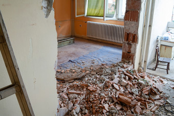 墙打碎了成碎片房间公寓准备好了为改造与摧毁了打碎了墙拆除