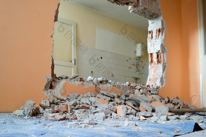 墙打碎了成碎片房间公寓准备好了为改造与摧毁了打碎了墙拆除