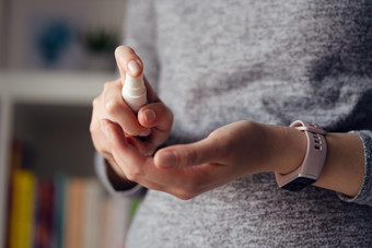 前面视图上腹部未知的女人高加索人女人女孩应用喷雾消毒酒精产品手消毒手对病毒细菌健康预防一天首页工作