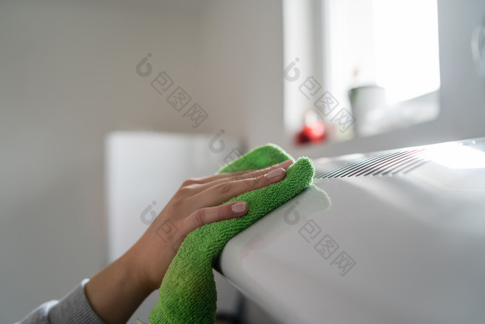 关闭女手未知的高加索人女人持有布擦拭灰尘从家具的厨房清洁消毒首页一边视图