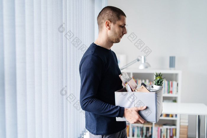 肖像成人高加索人男人。商人穿衬衫持有盒子个人项目的东西离开的办公室被解雇了从工作由于经济衰退经济危机经济低迷失去工作公司关闭