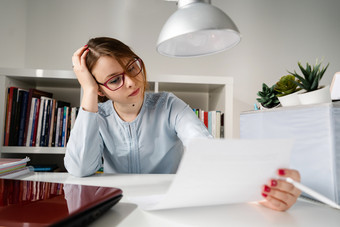 前面视图年轻的成人高加索人女人女女孩坐着<strong>表格</strong>办公室工作持有纸文档阅读分析研究得到了解雇了坏<strong>报告</strong>在的危机经济经济衰退一天