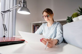 前面视图年轻的成人高加索人女人女女孩坐着<strong>表格</strong>办公室工作持有纸文档阅读分析研究得到了解雇了坏<strong>报告</strong>在的危机经济经济衰退一天