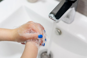 关闭未知的高加索人女手洗与肥皂泡沫浴室水槽利用水龙头洗手清洁和消毒防止疾病首页一天前视图