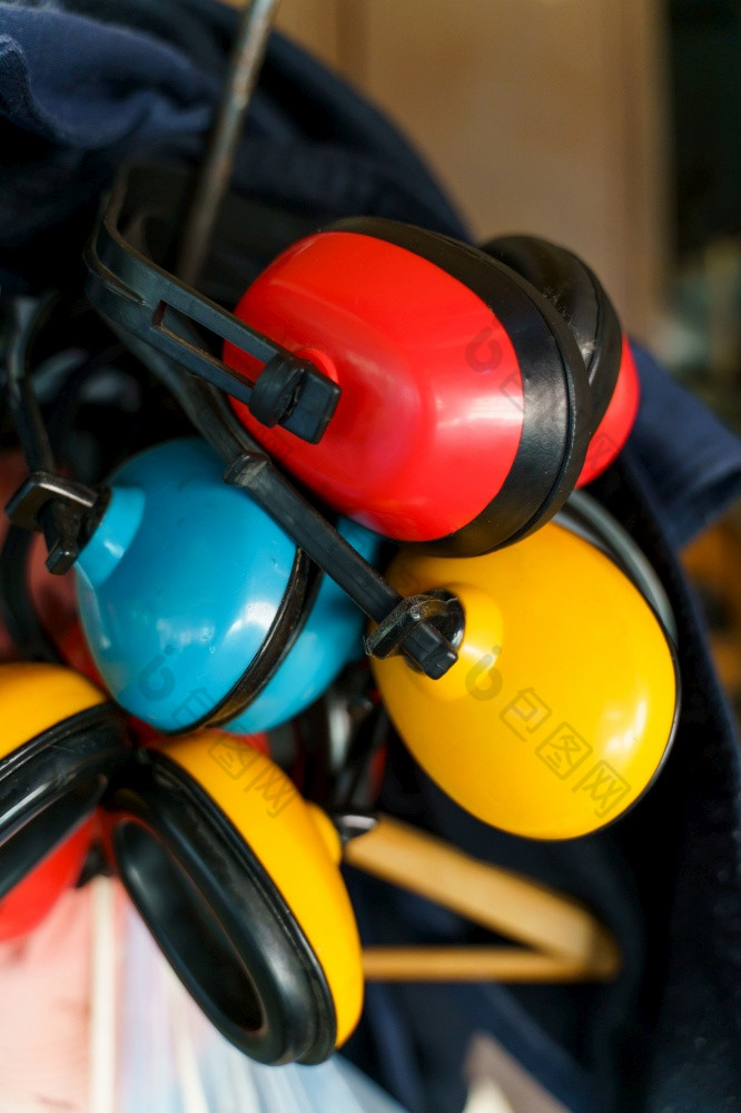 红色的黄色的和蓝色的耳朵耳罩挂存储地下室房间一天关闭耳朵声音噪音保护