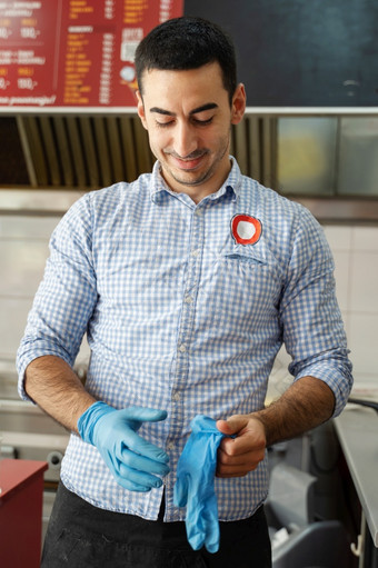快食物企业家把医疗保护手套工作高加索人男人。准备为他的转变前面视图一天卫生卫生预防从疾病责任概念新正常的