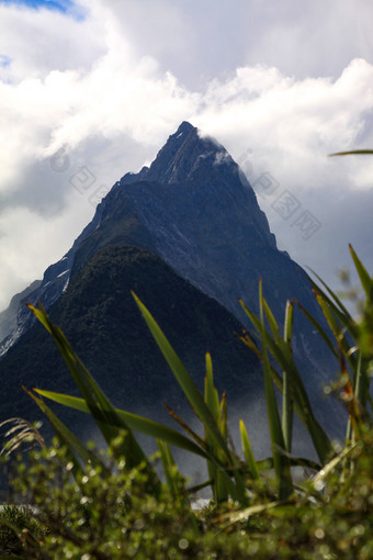 著名的山显示山峰前面密集的云