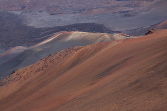 沙丘红色的岩石与光玩石头沙漠