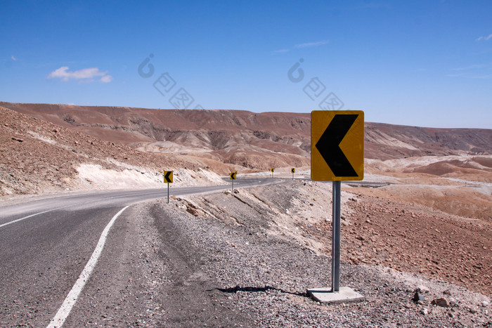 路焦油与裂缝蜿蜒通过贫瘠的不文明的沙漠
