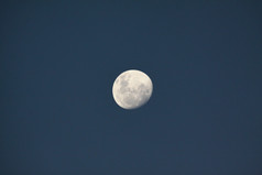 伟大的白色月亮关闭蓝色的天空