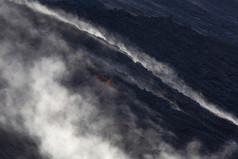 黑色的地球火山斯特龙博利与火和蒸汽