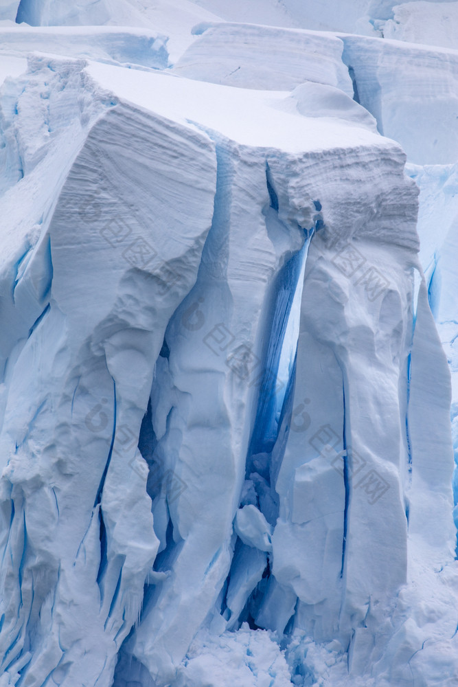 高墙冰形式洞穴和裂缝冰川与闪闪发光的蓝色的通道