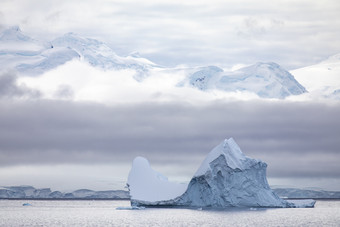 典型的南极洲大冰山<strong>游泳通过</strong>的平静海前面云墙